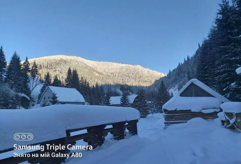 Retkeilymaja Berloga Sinevir