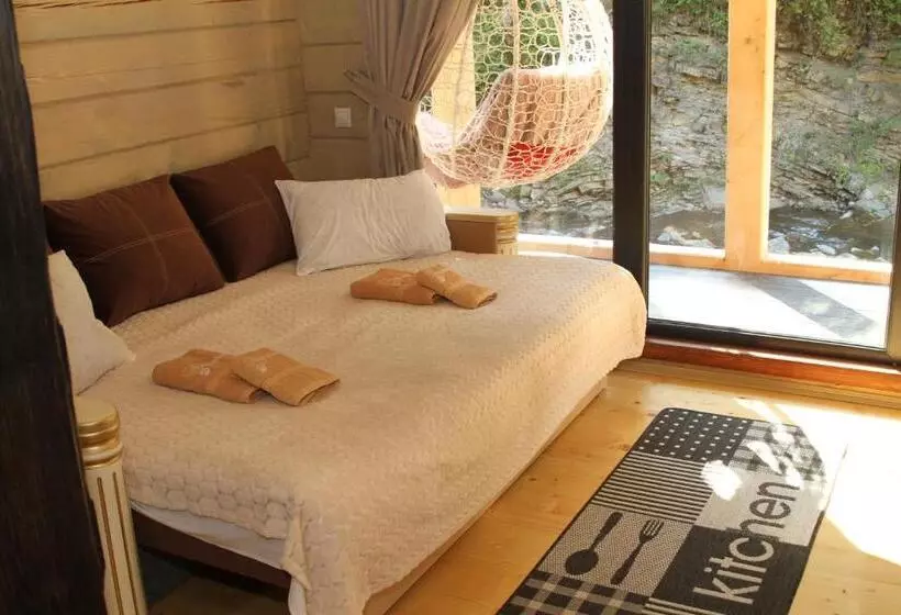 Retkeilymaja Berloga Sinevir