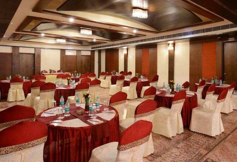 ホテル Keshav Clarks Inn Gadag