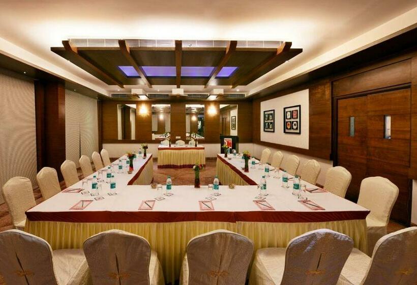 ホテル Keshav Clarks Inn Gadag