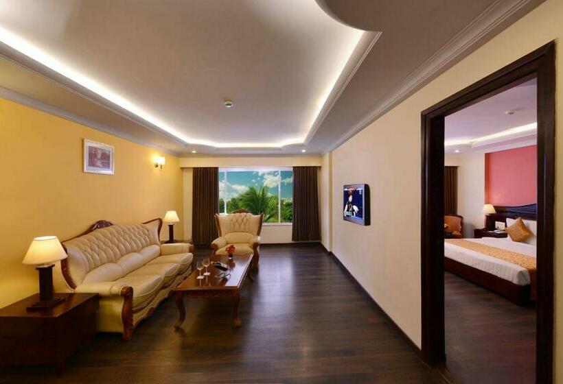 ホテル Keshav Clarks Inn Gadag