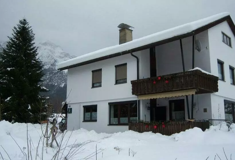 Majatalo Haus Tapestry