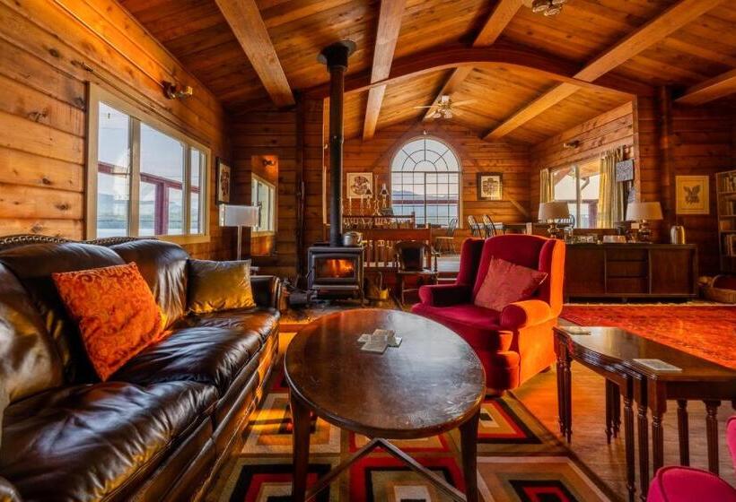 Bed and Breakfast Alert Bay Lodge