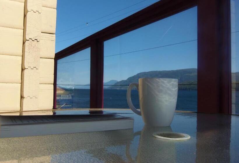 Bed and Breakfast Alert Bay Lodge