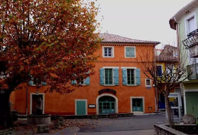 Aamiaismajoitus (B&B) Des Lits Sur La Place