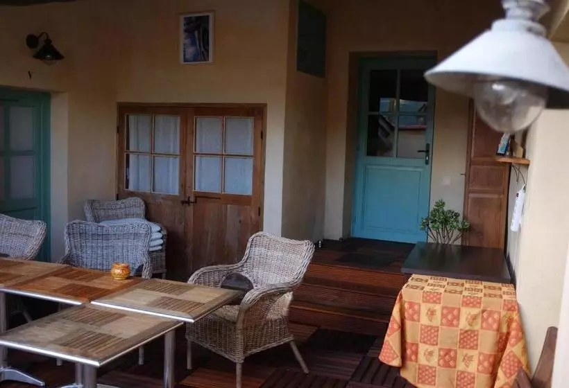 Aamiaismajoitus (B&B) Des Lits Sur La Place