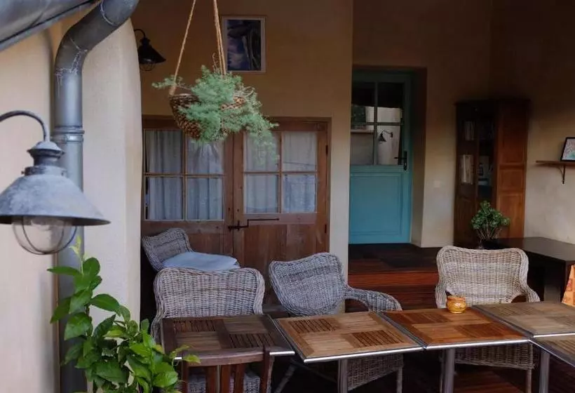 Aamiaismajoitus (B&B) Des Lits Sur La Place