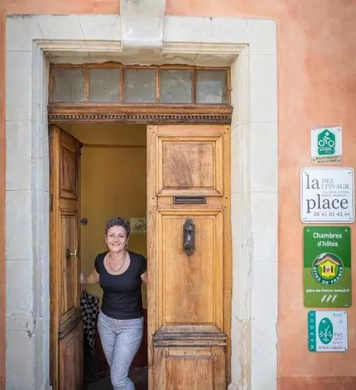 Aamiaismajoitus (B&B) Des Lits Sur La Place