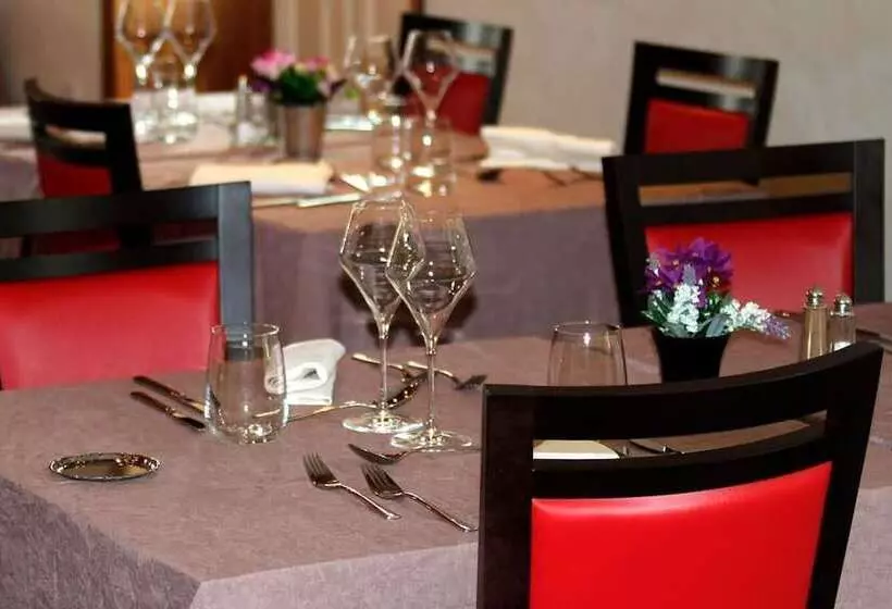 ホテル Hôtel & Restaurant   Le Manoir Des Cèdres   Piscine Chauffée Et Climatisation