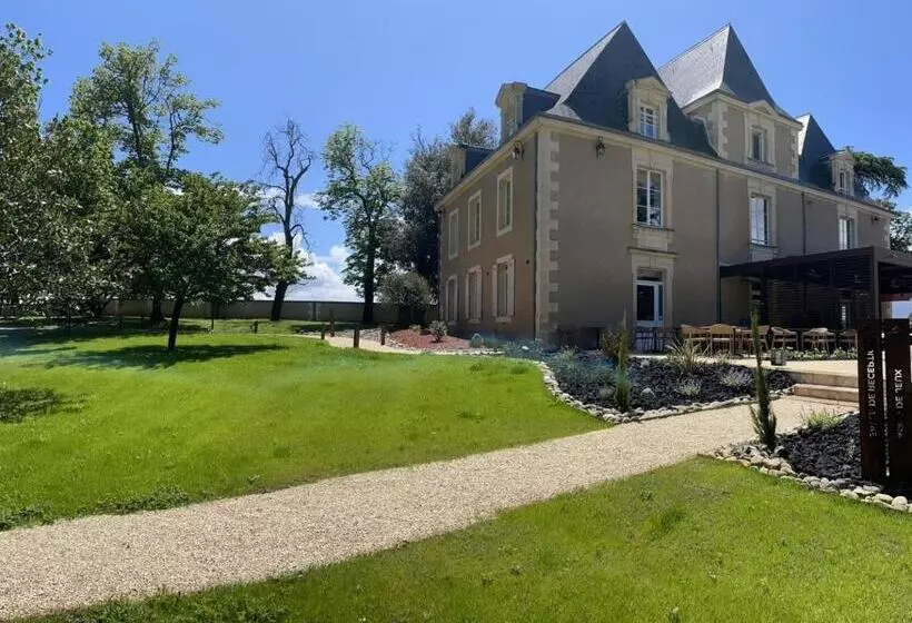 ホテル Hôtel & Restaurant   Le Manoir Des Cèdres   Piscine Chauffée Et Climatisation