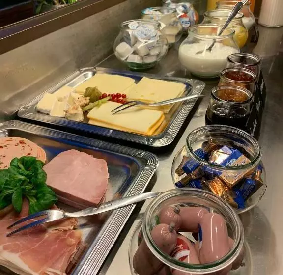 Retkeilymaja Restaurant   Pension Im Pfenn