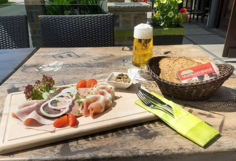 Retkeilymaja Restaurant   Pension Im Pfenn