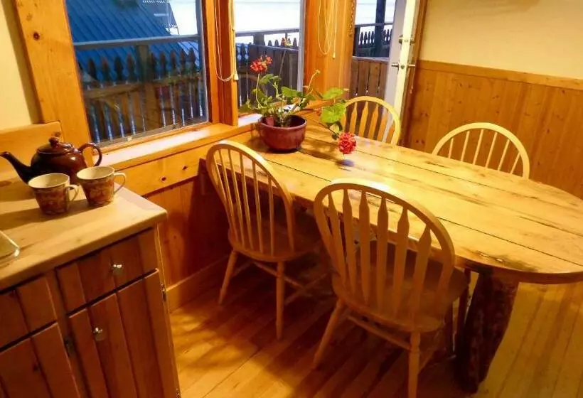 Retkeilymaja Seine Boat Inn