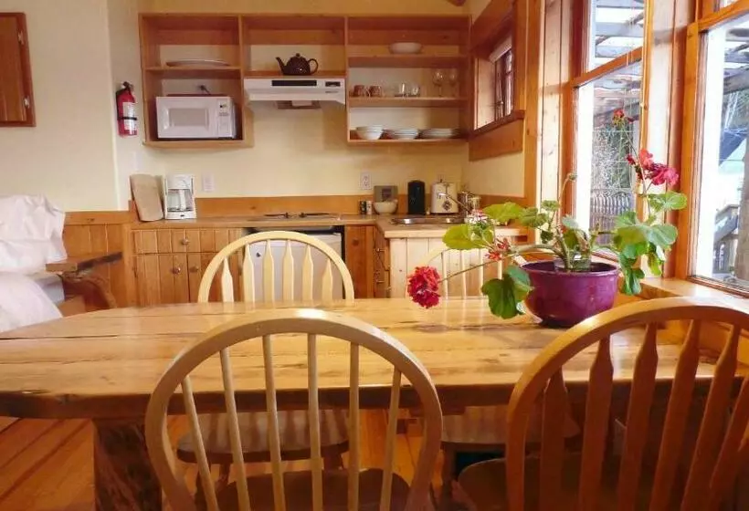 Retkeilymaja Seine Boat Inn