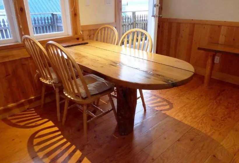 Retkeilymaja Seine Boat Inn