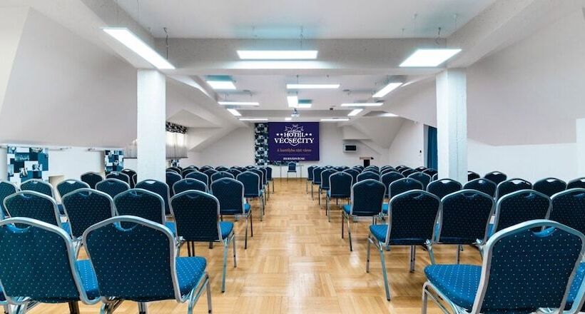 Hotel Vécsecity Superior