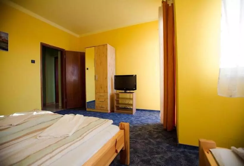 ペンション Adonisz Vendégház