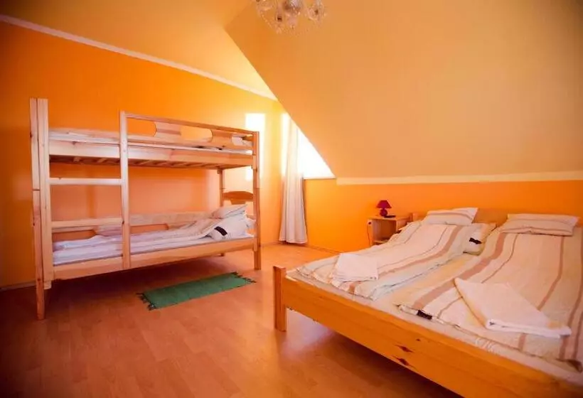 ペンション Adonisz Vendégház