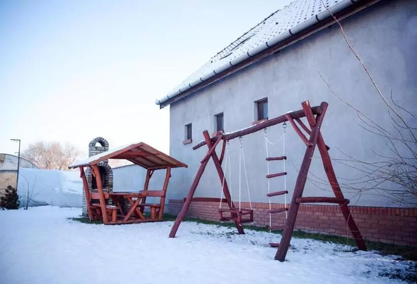 ペンション Adonisz Vendégház