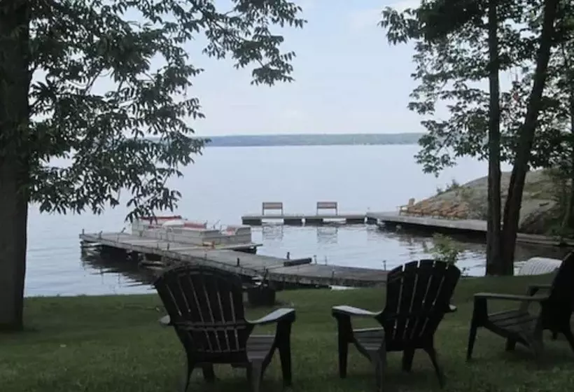 Majatalo Edgewater Motel And Campground