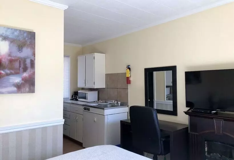 Majatalo Edgewater Motel And Campground