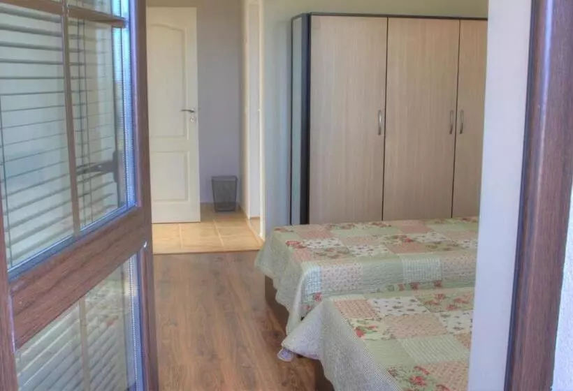 Aamiaismajoitus (B&B) Vis Velika