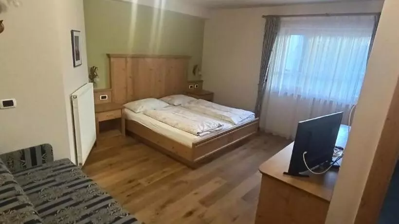 Hotelli Gasthaus Zum Weissen Kreuz