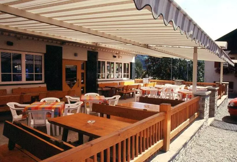 Hotelli Gasthaus Zum Weissen Kreuz