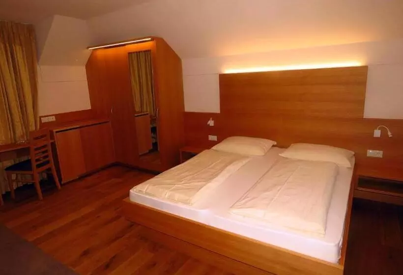 Hotelli Gasthaus Zum Weissen Kreuz