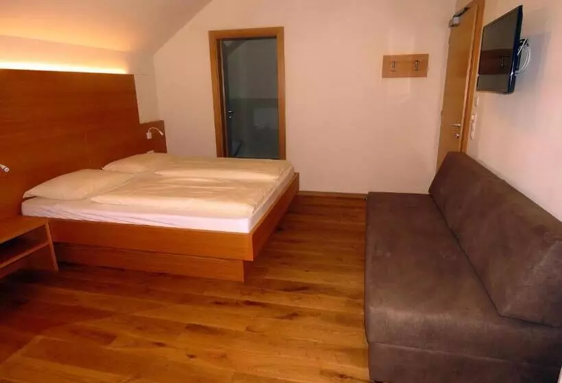 Hotelli Gasthaus Zum Weissen Kreuz