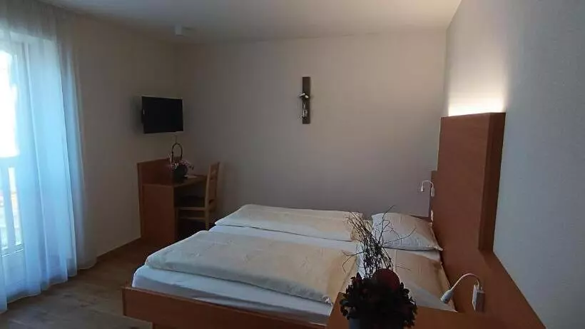 Hotelli Gasthaus Zum Weissen Kreuz