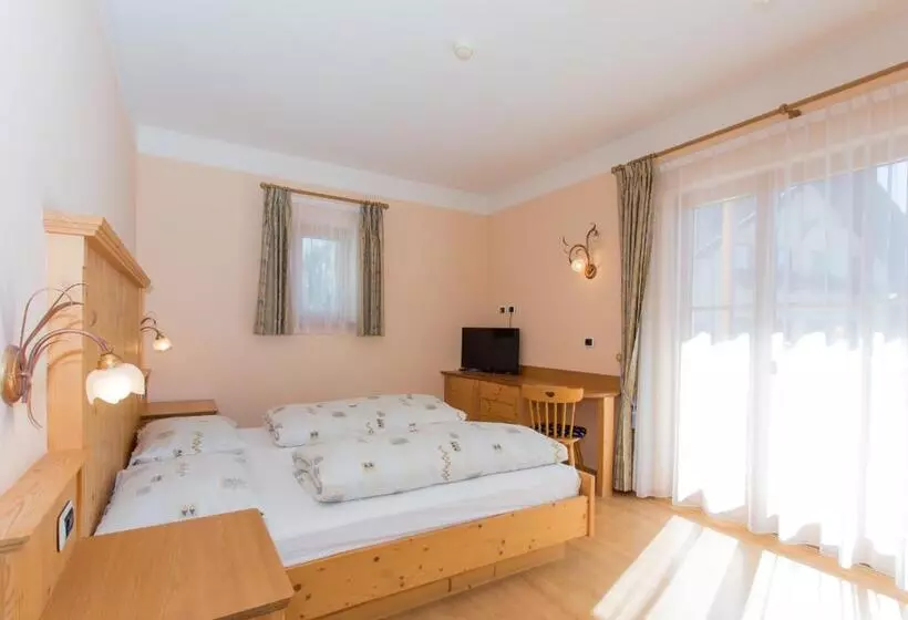 Hotelli Gasthaus Zum Weissen Kreuz