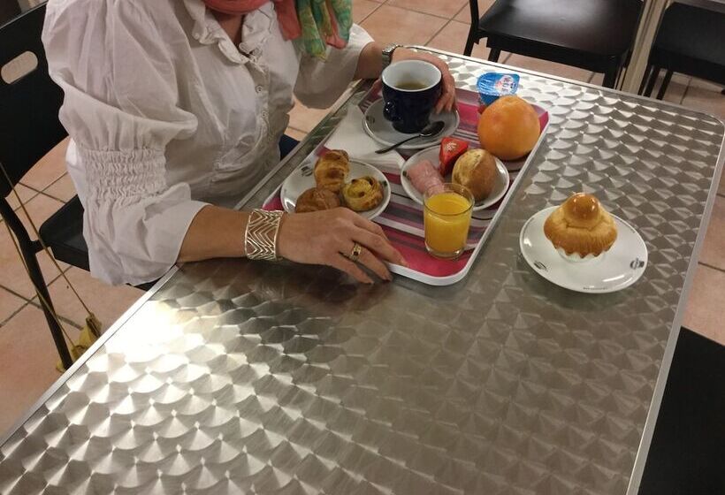 בית מלון כפרי The Originals Access, Hôtel Béziers Est