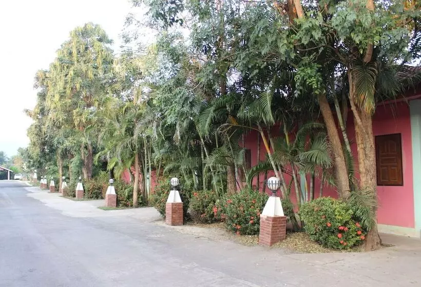 Hotelli Phupha Inn Resort