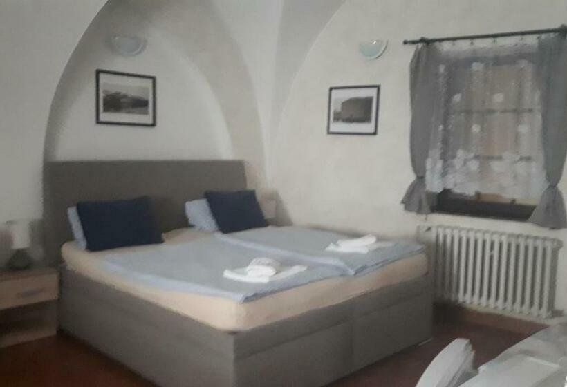 Pensjonat Penzion A Restaurace Modrá Růže Tábor