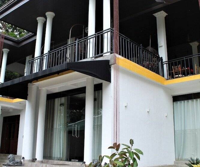 Hotel Mounts Edge Regency