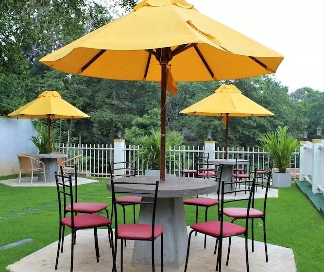 Hotel Mounts Edge Regency