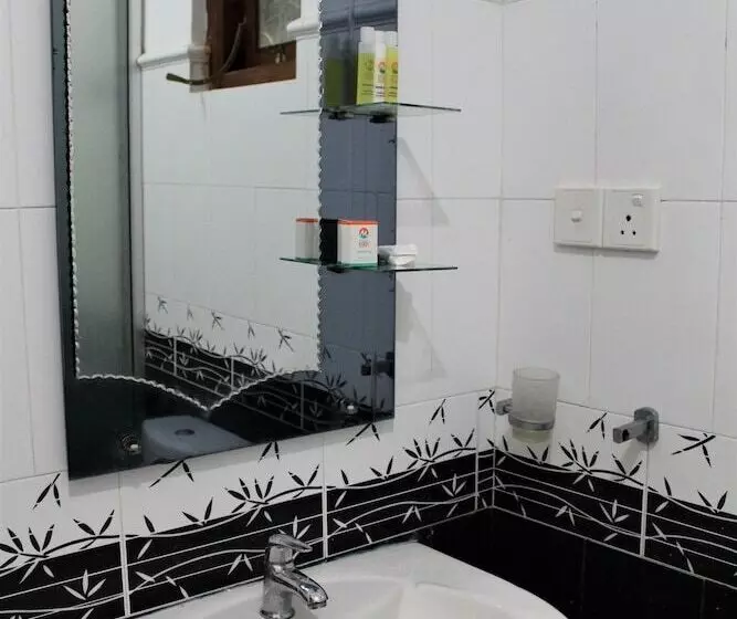 Hotel Mounts Edge Regency