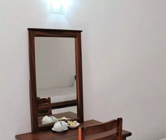 Hotel Mounts Edge Regency