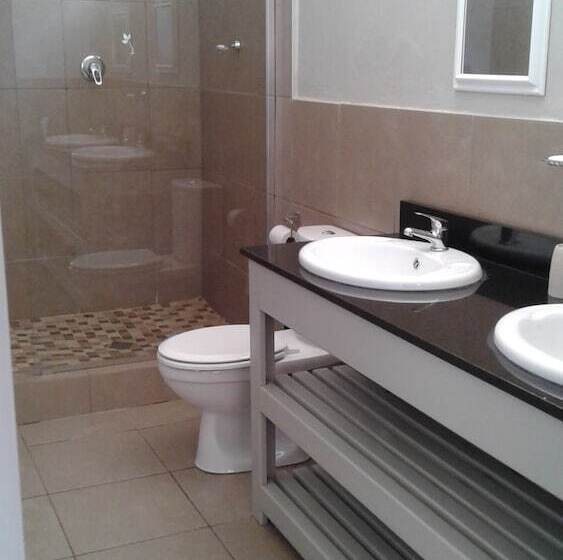 פנסיון Ledges Retreat