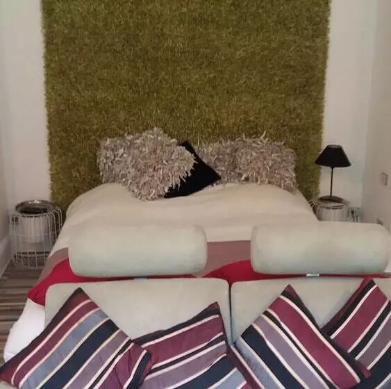 Majatalo Pied Des Milles Etang   Les Capucins