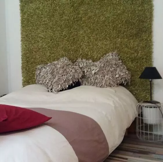 Majatalo Pied Des Milles Etang   Les Capucins