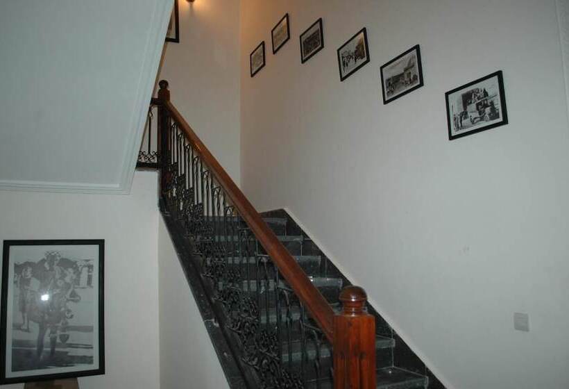 بنسيون L'ermitage Rouge