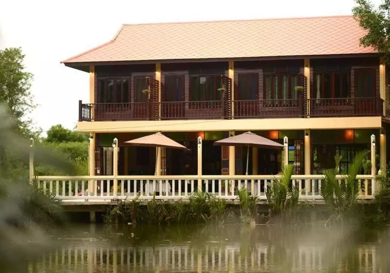 Majatalo River Jam Amphawa