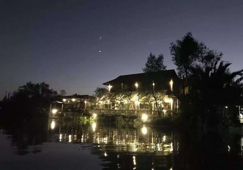 Majatalo River Jam Amphawa