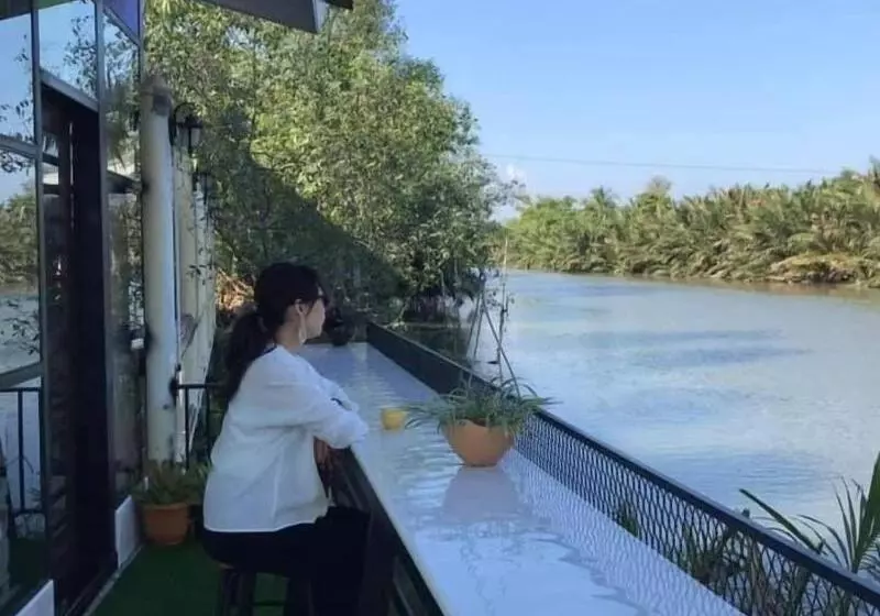 Majatalo River Jam Amphawa