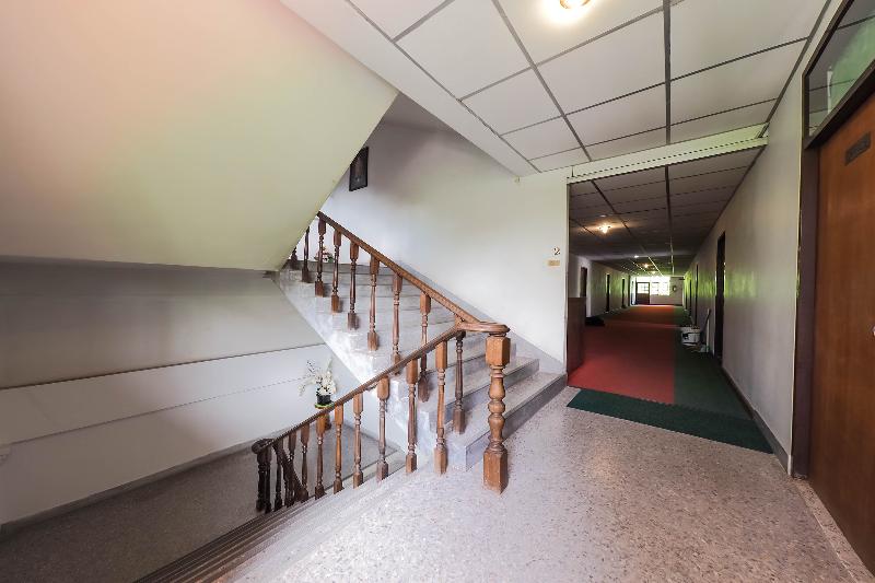 Отель Dumrong Town