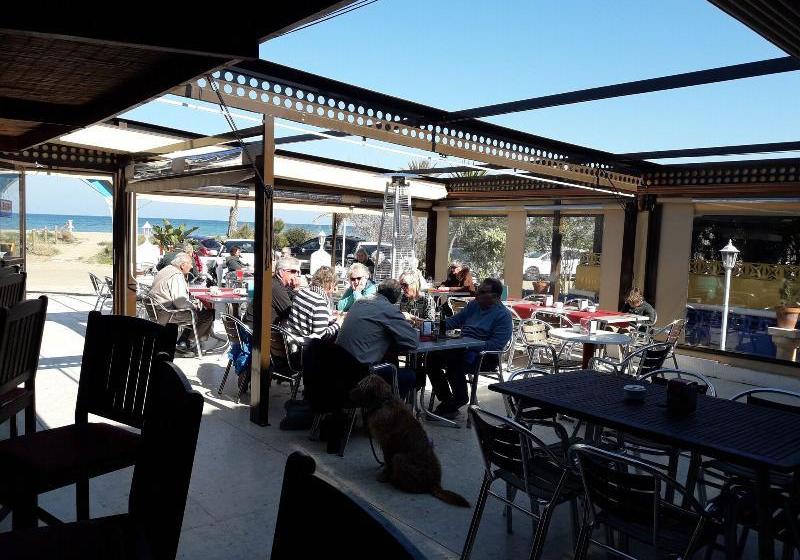 فندق Oasis Beach