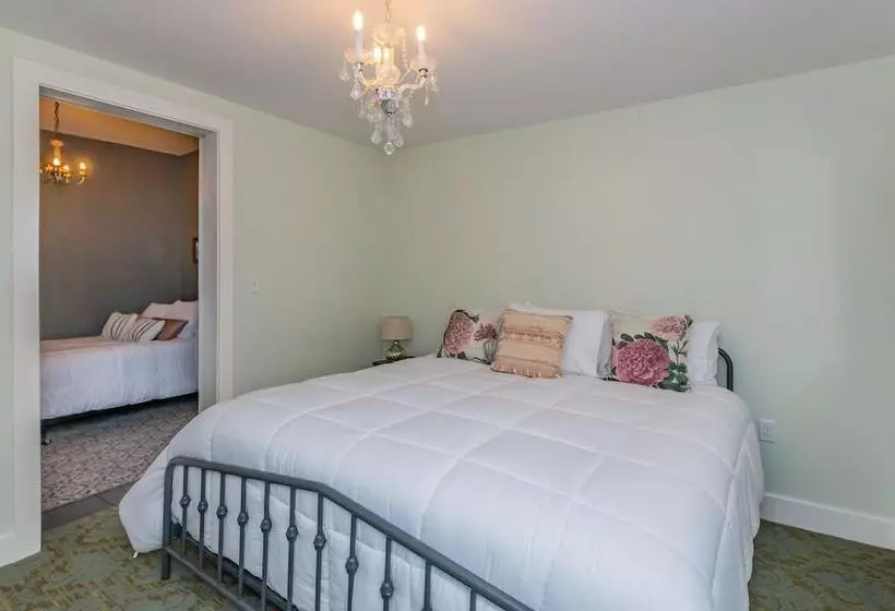 Historic Hotel Broadalbin