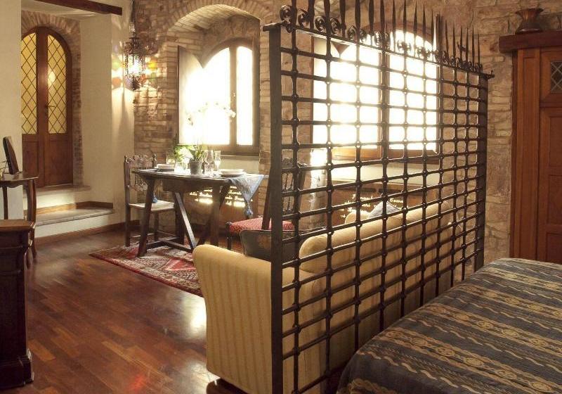 Loggia Dei Maestri Comacini